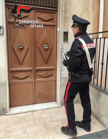 ADRANO. SPARA SUL PORTONE DI CASA DEL RIVALE PER VENDICARSI DELL'INCENDIO DELL'AUTO