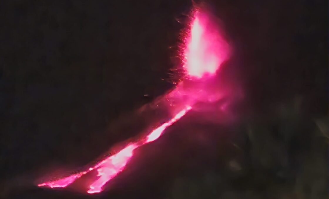 L'ETNA IN ERUZIONE DIVENTA VIRALE CON FOTO E VIDEO, VIRALE SU TUTTE LE PIATTAFORME