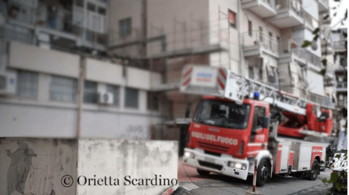 CATANIA, CADE DAL 4° PIANO DI UN PALAZZO E MUORE: IPOTESI SUICIDIO - 
