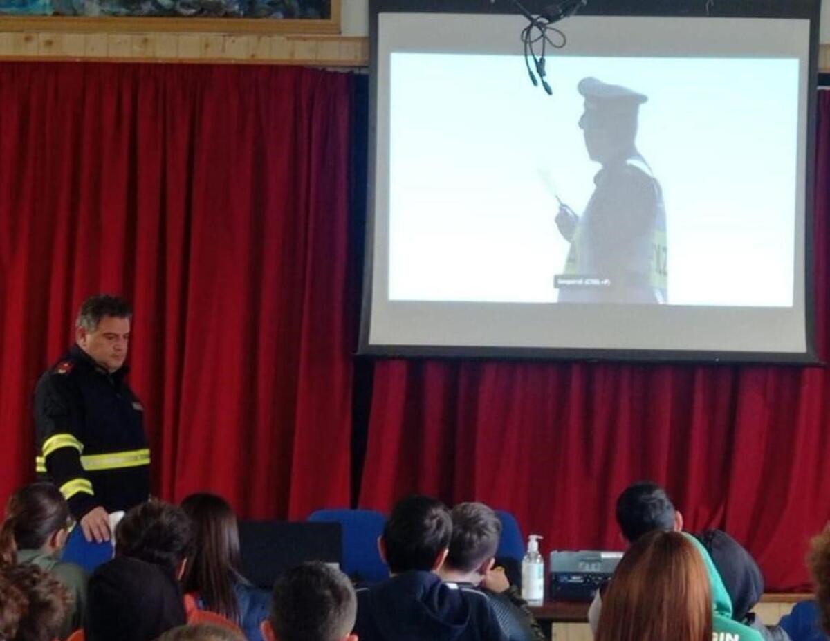 LA POLIZIA INCONTRA GLI ALUNNI DELL’ISTITUTO “DON BOSCO” DI SANTA MARIA DI  LICODIA - 