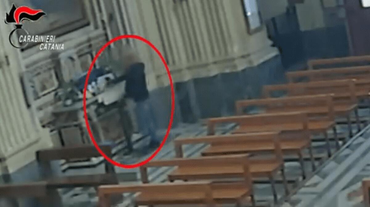 CATANIA, RUBA CANDELABRO CON OFFERTE NELLA CHIESA: “BECCATO” DOPO DUE GIORNI - 