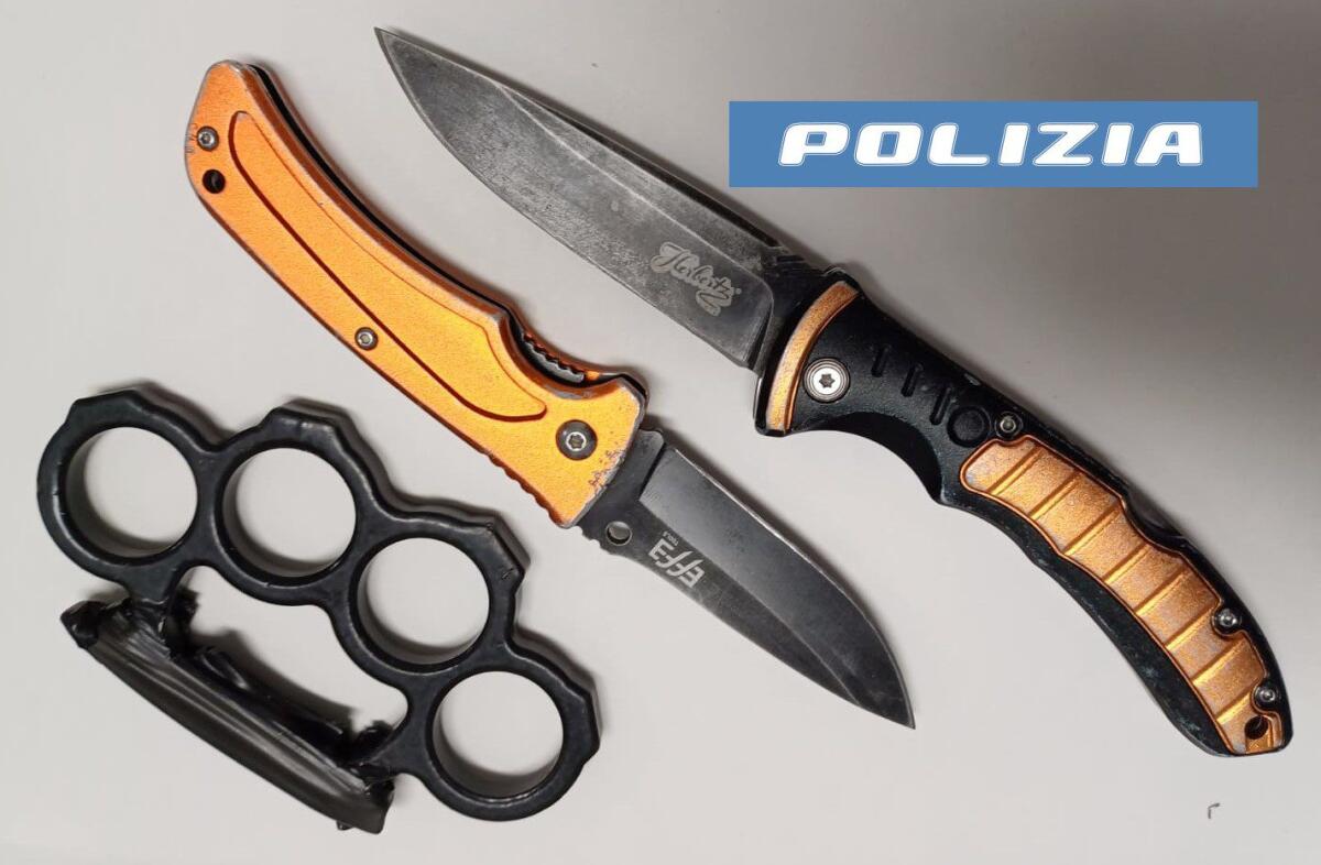 CATANIA. CERCA DI IMBARCARSI PER BERGAMO CON UN TIRAPUGNI E DUE COLTELLI A SERRAMANICO - 