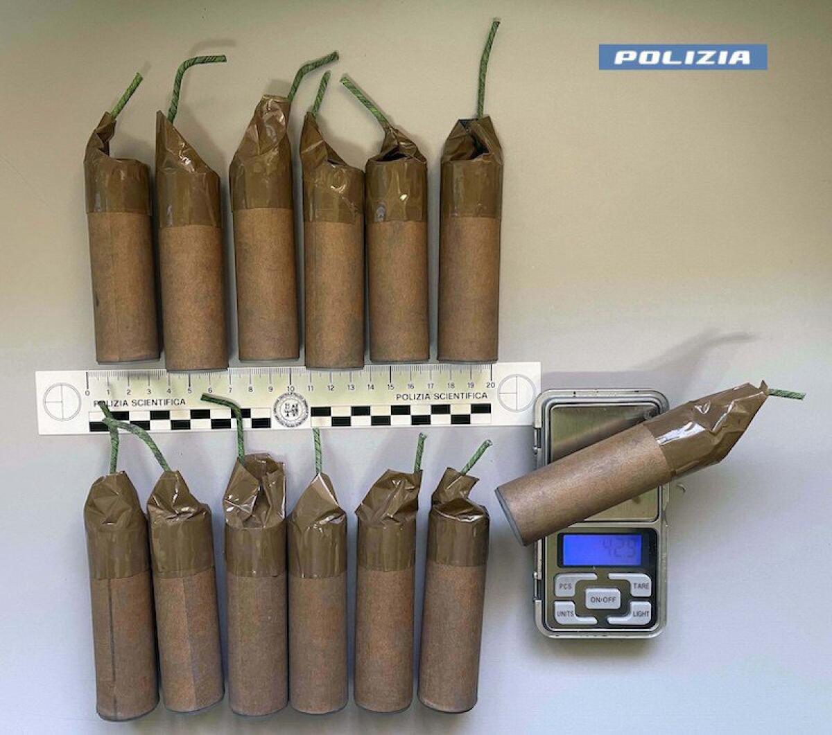 Adrano, 33enne denunciato per produzione e detenzione di ordigni pirotecnici illegali - 