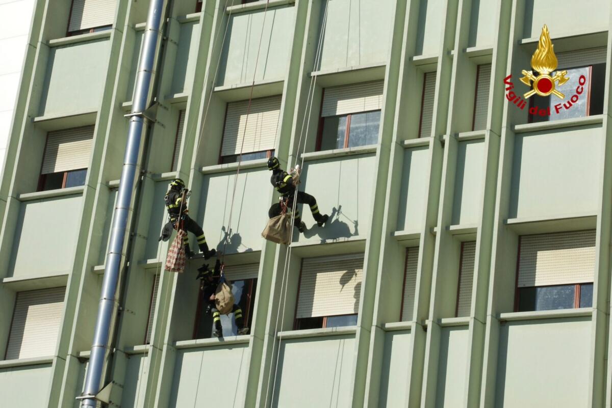 BEFANA DEI VIGILI DI FUOCO DI CATANIA ARRIVA IN DUE OSPEDALI - 