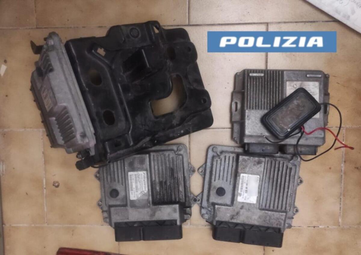 CATANIA, TROVATO IN POSSESSO DI AUTO RUBATE, CENTRALINE E ARNESI PER LO SCASSO: DENUNCIATO - 