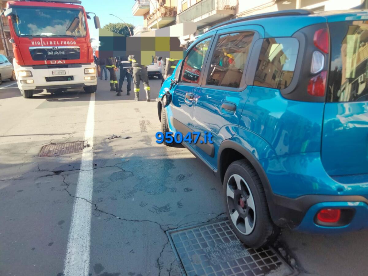 INCIDENTE STRADALE A SANT'AGATA LI BATTIATI: FIAT PANDA SI RIBALTA DOPO SCONTRO CON LANCIA YPSILON - 