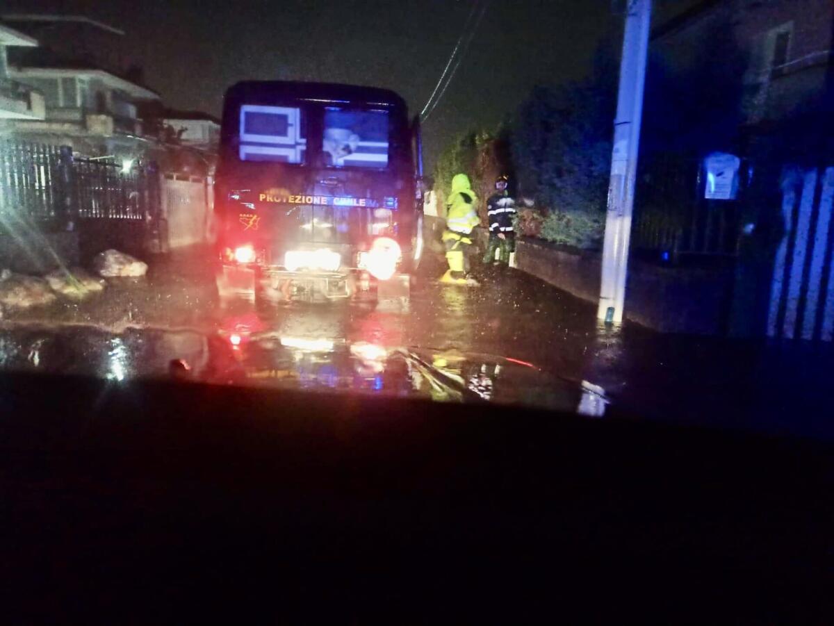 NUBIFRAGIO TRA MASCALI E RIPOSTO: SALVATE 2 FAMIGLIE DALLA PROTEZIONE CIVILE - 