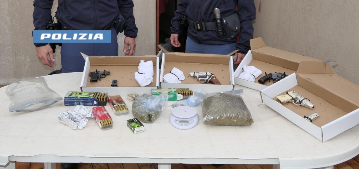CATANIA. ARMI E DROGA RINVENUTE DALLA POLIZIA DI STATO IN UN APPARTAMENTO DISABITATO - 