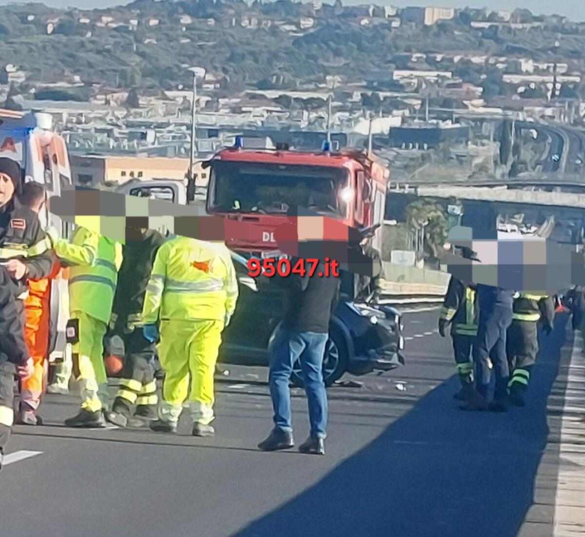 GRAVE INCIDENTE SULLA SS121, COINVOLTE TRE AUTO. FERITI - 