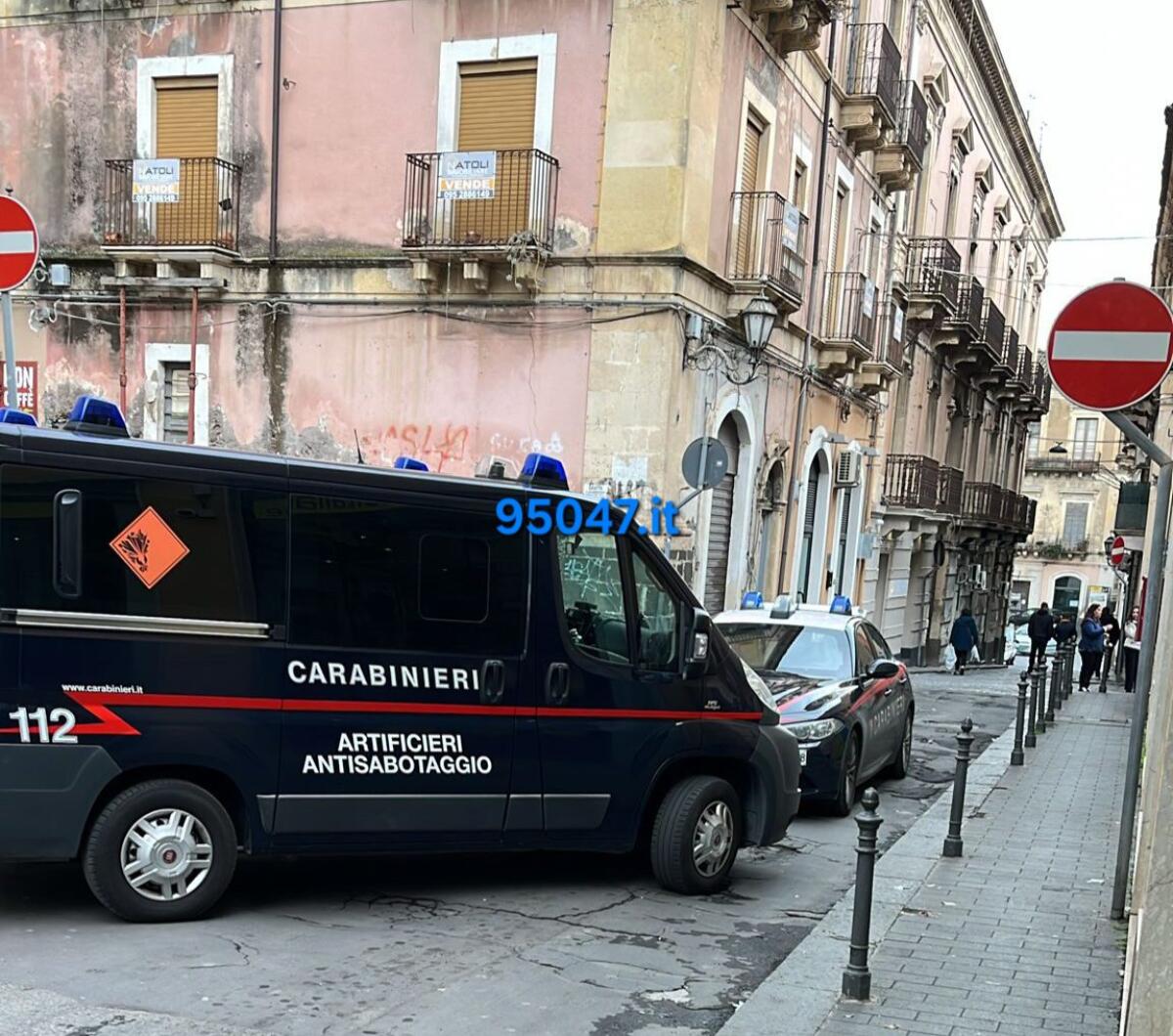 PATERNÒ, ALLARME IN VIA TEATRO: SUL POSTO GLI ARTIFICIERI - 