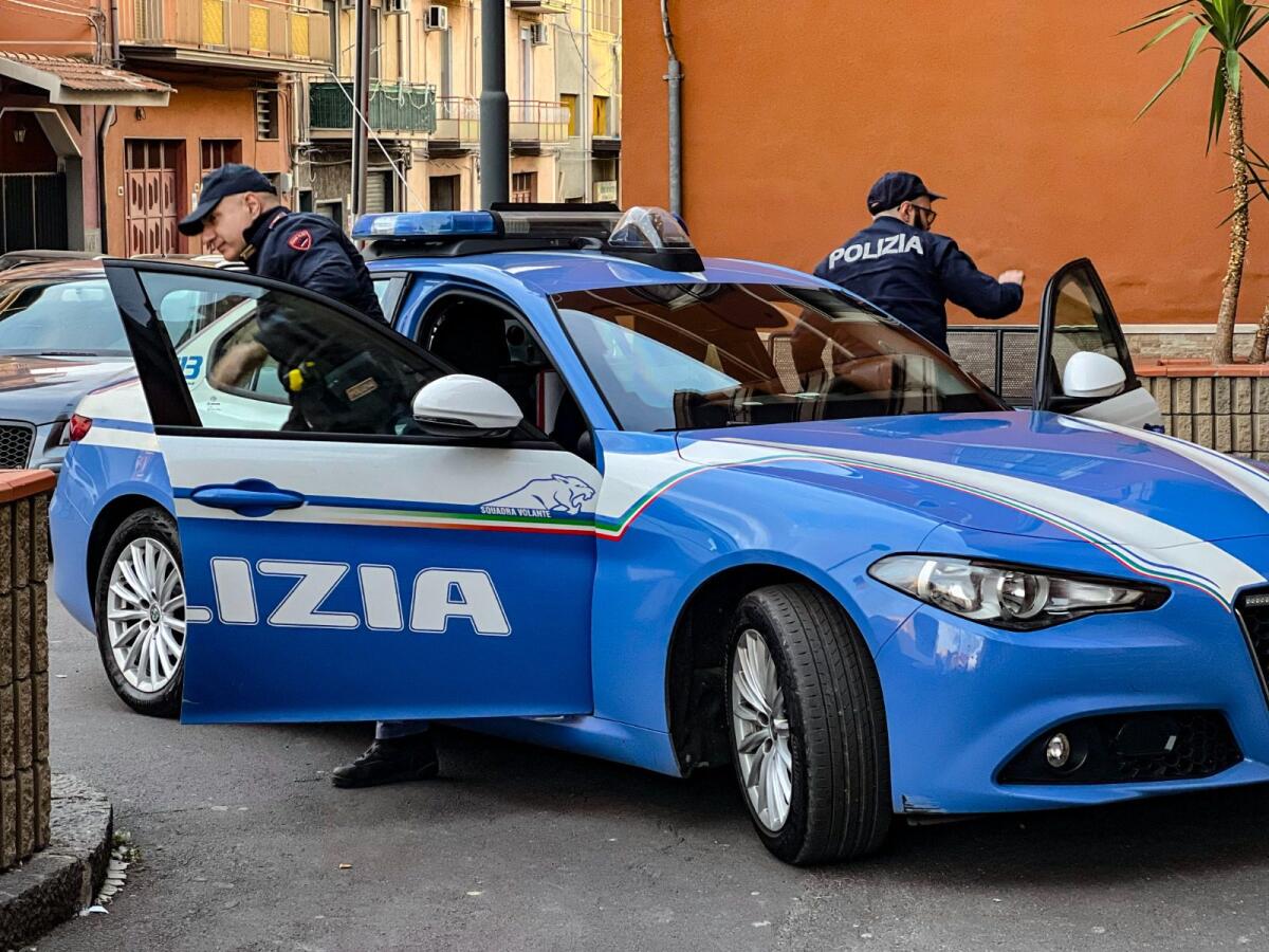 ADRANO, COLTO DA MALORE IN CASA: SALVATO DALLA POLIZIA - 