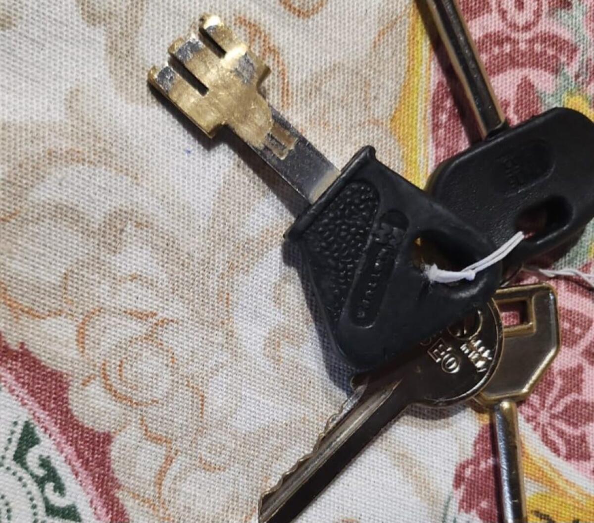 PATERNO’. TROVATI QUESTI CHIAVI IN VIA SANTA LUCIA - 