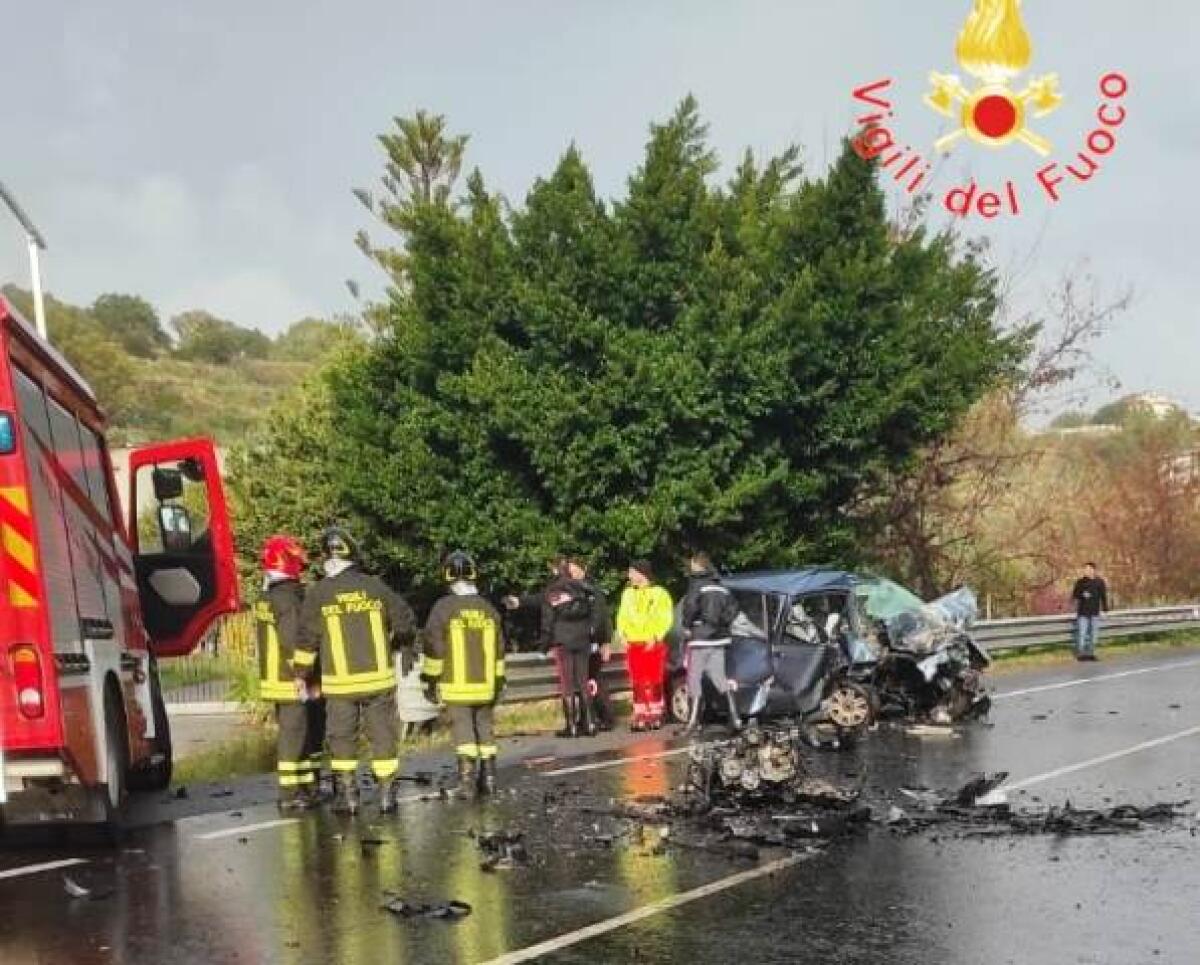 STRAGE STRADALE A CATANZARO: QUATTRO MORTI ED UN FERITO GRAVE IN UN VIOLENTO SCONTRO TRA AUTO - 