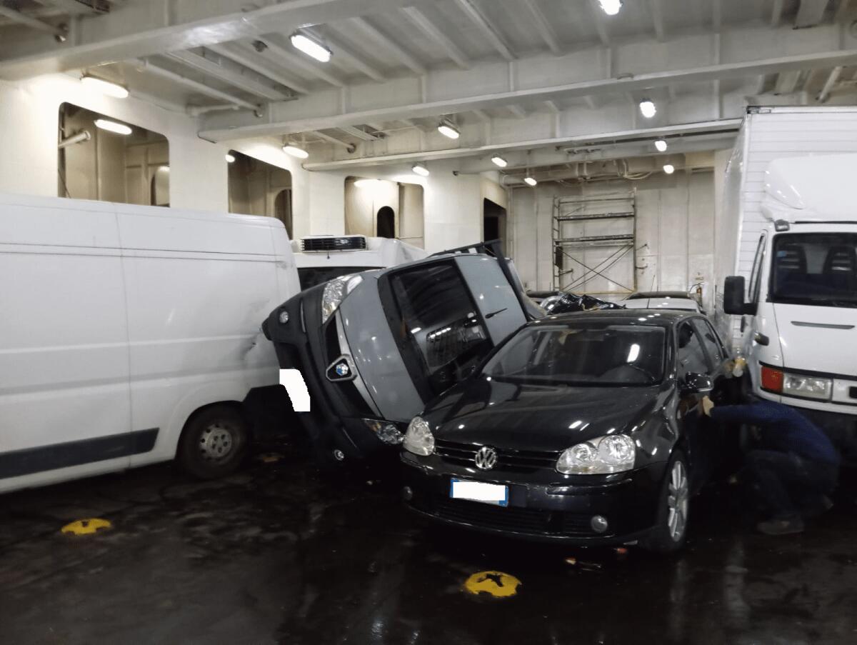 PAURA A PONZA TRAGHETTO RISCHIA DI RIBALTARSI IN PORTO PER IL FORTE VENTO. DANNI ALLE AUTO IN STIVA - 