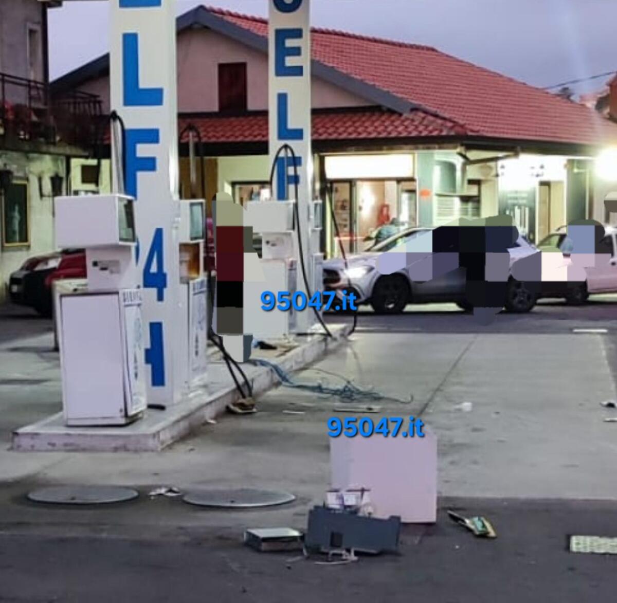 FURTO NOTTURNO AL DISTRIBUTORE: IGNOTI SVUOTANO LA COLONNINA BANCOMAT - 