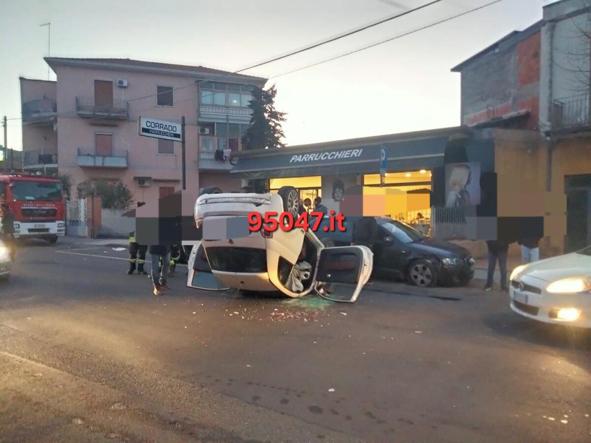 SAN GIOVANNI LA PUNTA. FINISCE CON L'AUTO CONTRO LE MACCHINE PARCHEGGIATE E POI SI RIBALTA, ILLESA CONDUCENTE - 