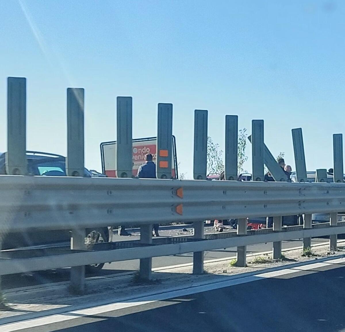 GRAVISSIMO INCIDENTE SULLA 121,  PIÙ MEZZI COINVOLTI.  SOCCORSI SUL POSTO - 