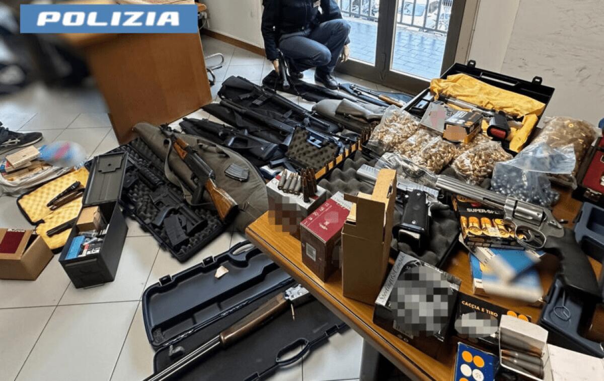 CATANIA, NASCONDEVA ARSENALE IN MANSARDA: DENUNCIATO - 