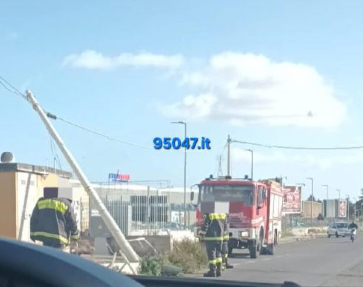 INTERVENTO DEI VIGILI DEL FUOCO A BELPASSO: PALO PERICOLANTE IN VIA VALCORRENTE - 