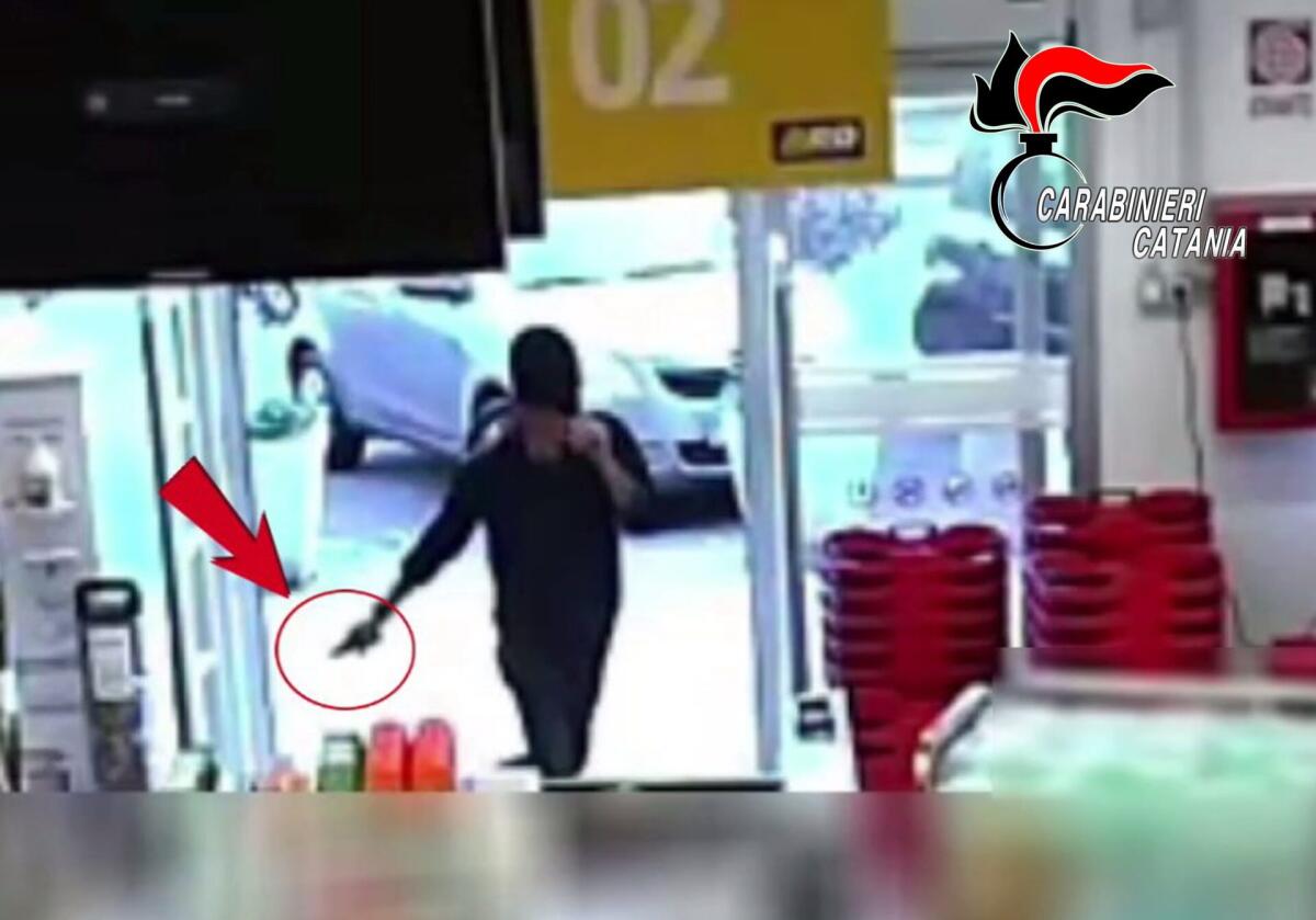 PATERNO'. RAPINA SUPERMERCATO E FUGGE CON AUTO DELLA MADRE, ARRESTATO - 