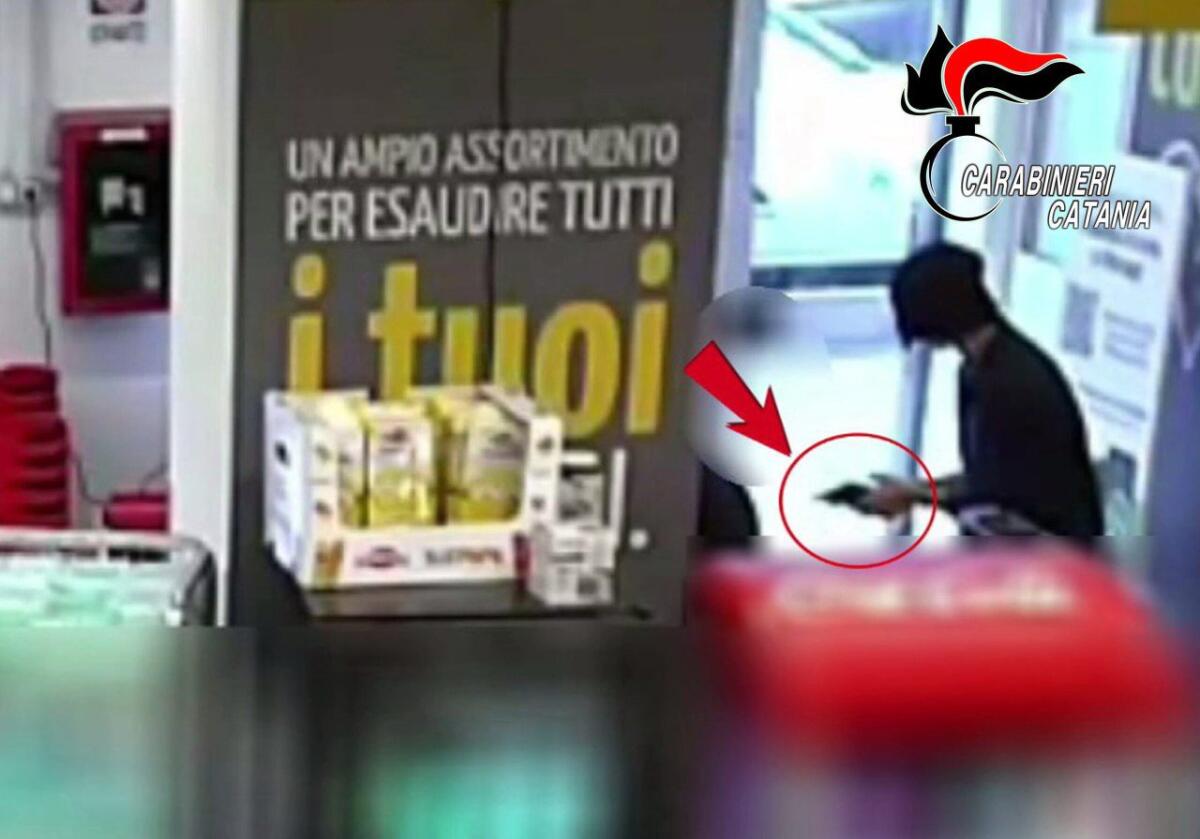 PATERNÒ. ARMATO E COL PASSAMONTAGNA RAPINA UN SUPERMERCATO E SCAPPA, ARRESTATO 41 ENNE - 