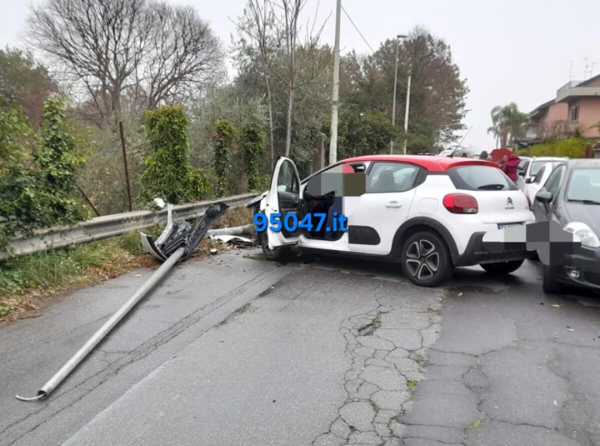 AUTO CONTRO IL PALO AD ACI SANT'ANTONIO , FERITO CONDUCENTE - 