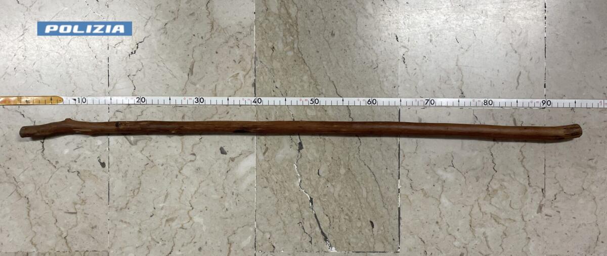 ADRANO. PREGIUDICATO ARMATO DI BASTONE GIRA IN AUTO SENZA ASSICURAZIONE NÉ REVISIONE, DENUNCIATO - 