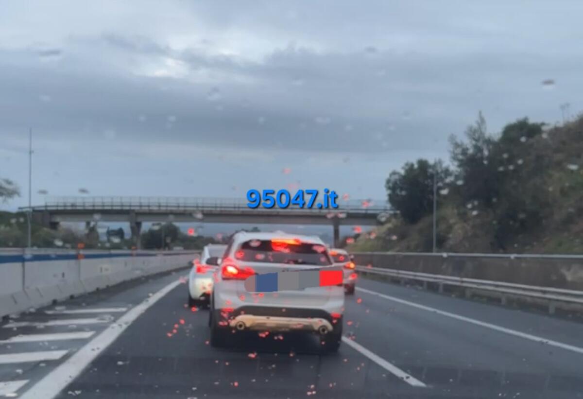 INCIDENTE SULLA TANGENZIALE,  TRAFFICO BLOCCATO. RIPERCUSSIONI SUL TRAFFICO ANCHE SULLA SS121 - 