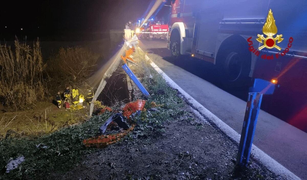 AUTO PRECIPITA DA UN PONTE SULLA LENTINI - SCORDIA, UN MORTO E DUE FERITI - 