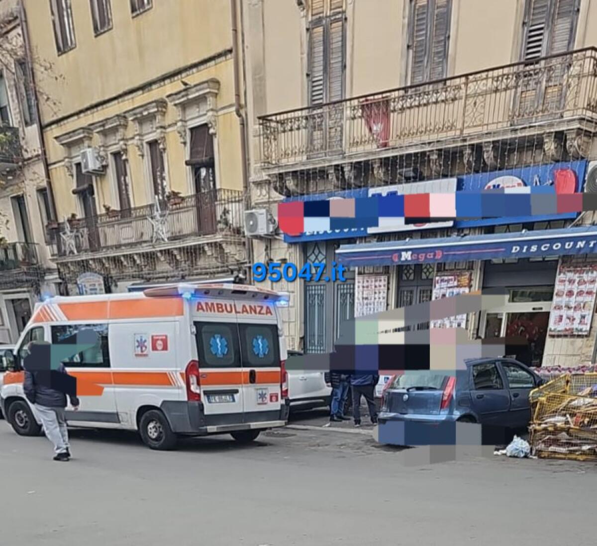 PATERNO', AUTO INVESTE PEDONE: UOMO  IN OSPEDALE - 