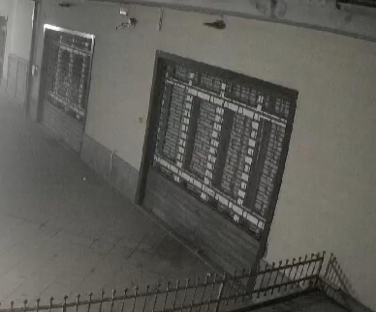 PATERNO’: URINA DAVANTI A UN NEGOZIO, RIPRESO DALLE TELECAMERE - 