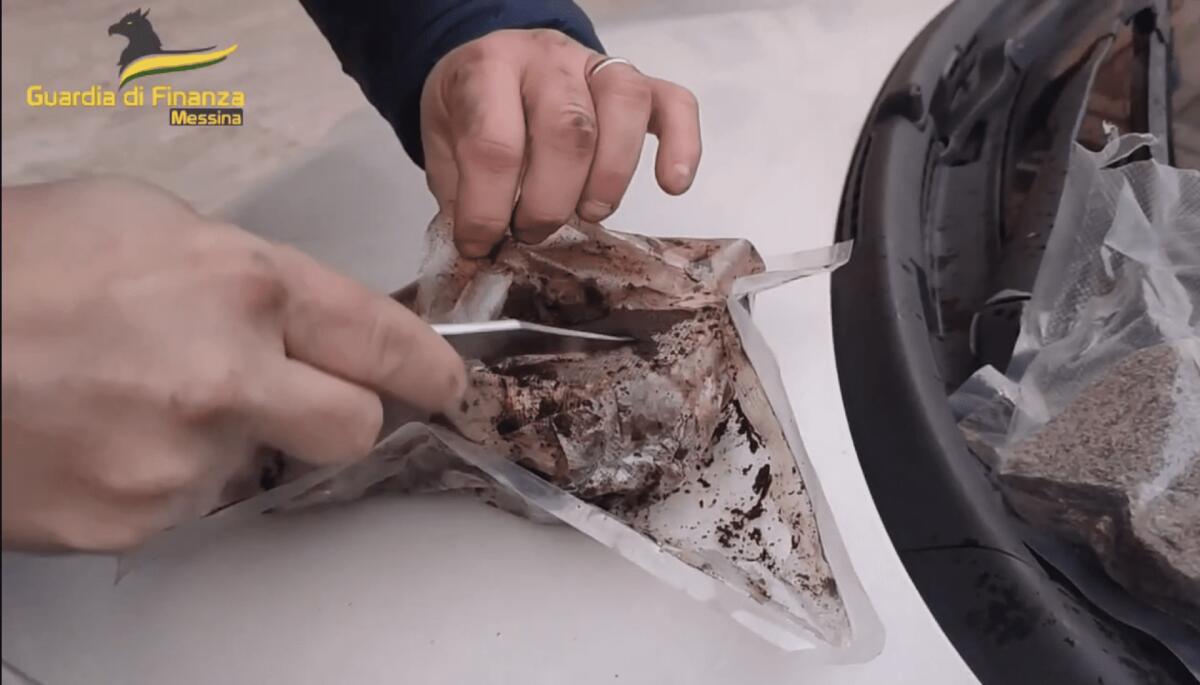 ANCORA UN SEQUESTRO DI DROGA AGLI IMBARCADERI. ARRESTATO UN CORRIERE CON 1 KG DI DROGA - 