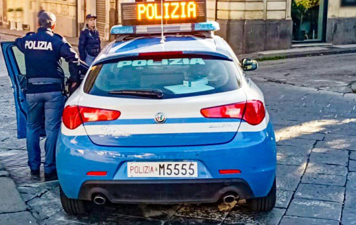 CATANIA. FERMATI A BORDO DEL MOTOCICLO CON UNA PISTOLA E DUE COLTELLI A SERRAMANICO, DENUNCIATI  DUE PERSONE - 