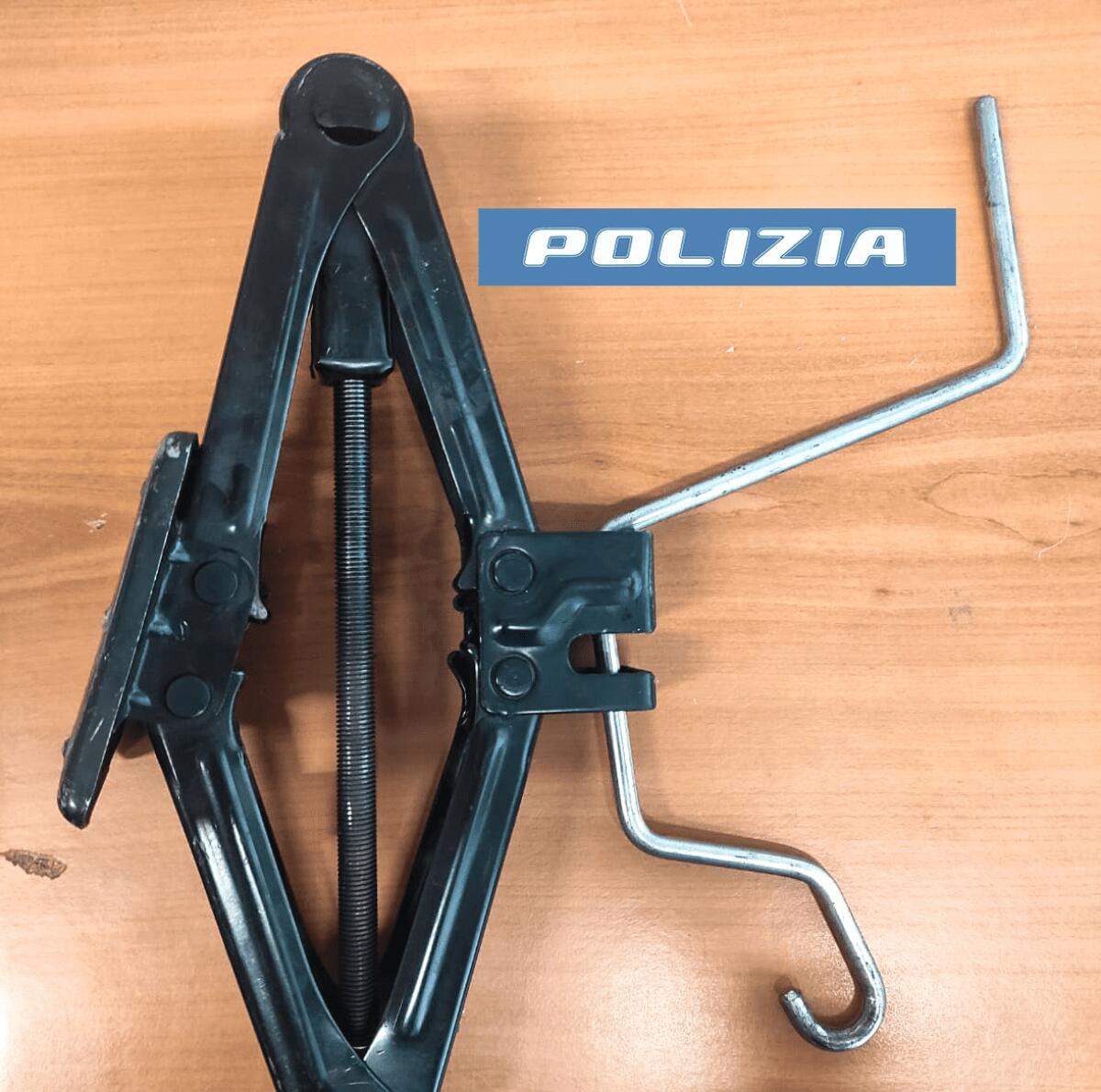 CATANIA, PRESO MENTRE RUBATE LE RUOTE DI UN’AUTO - 