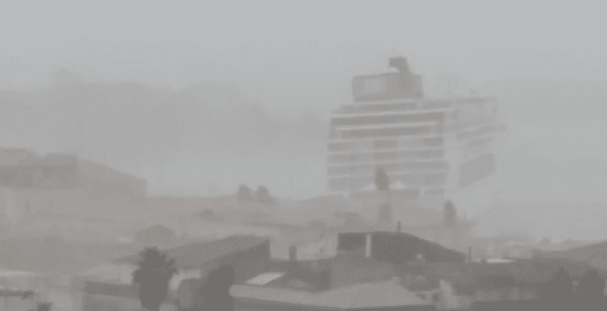 TROMBA D'ARIA A SIRACUSA, SI SPEZZA ORMEGGIO DI NAVE DA CROCIERA - 