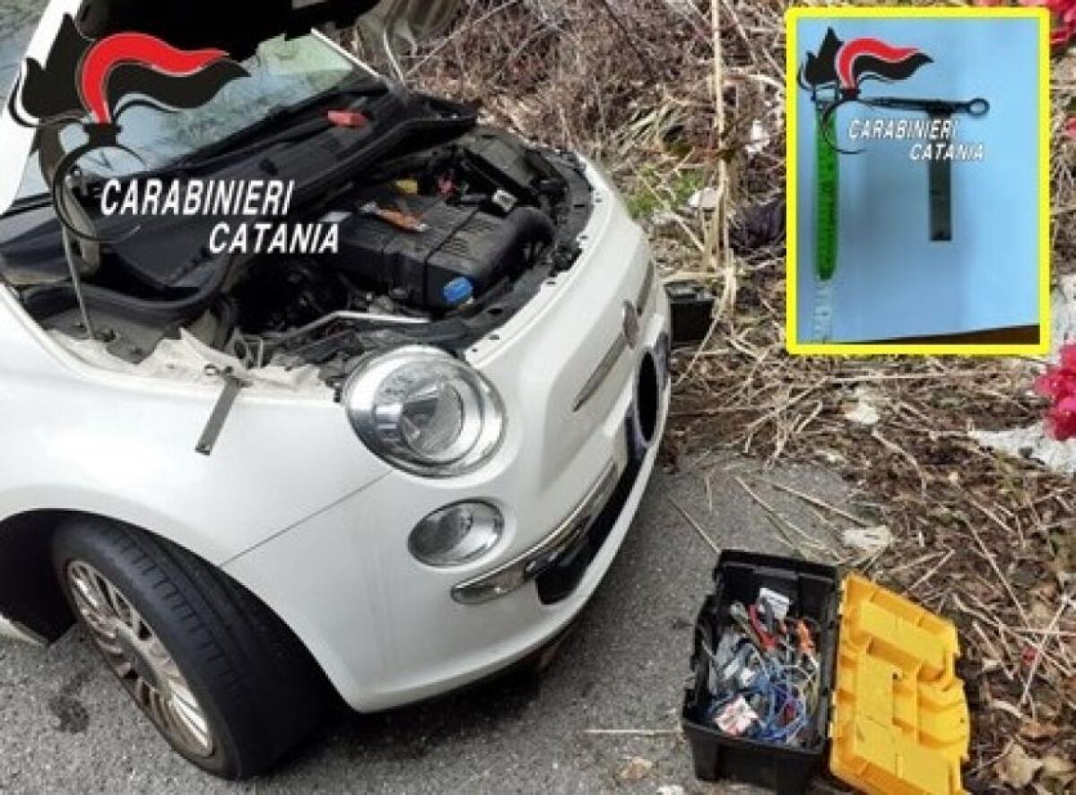 STAVANO SMONTANDO I RICAMBI DI UNA FIAT 500 RUBATA: 2 ARRESTI A GIARRE - 