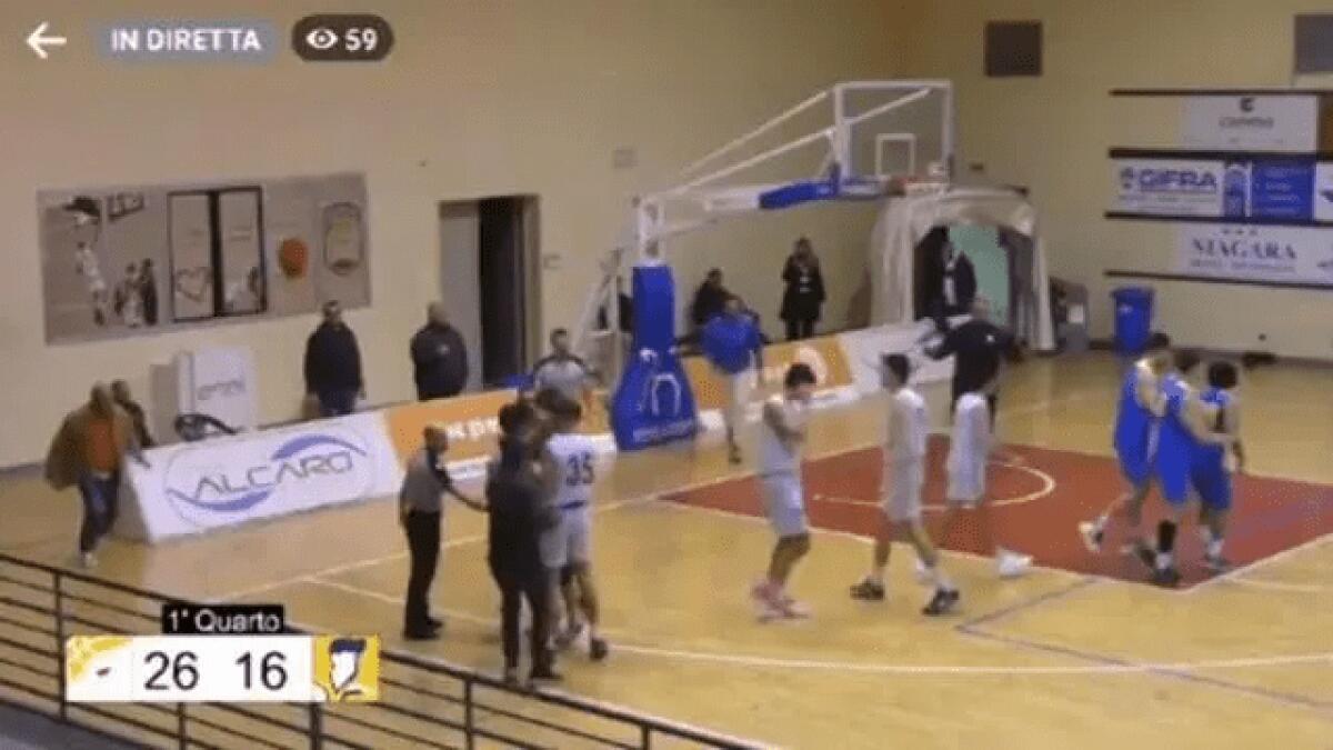 BASKET, FOLLIA A CATANZARO: UN TIFOSO ENTRA IN CAMPO E COLPISCE CON UN PUGNO UN GIOCATORE DEL GIARRE - 
