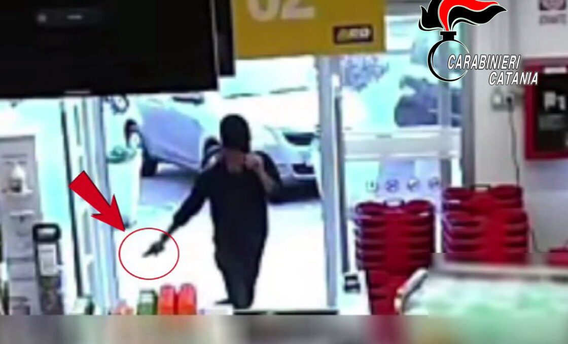 PATERNO'. RAPINA SUPERMERCATO E FUGGE CON AUTO DELLA MADRE, ARRESTATO
