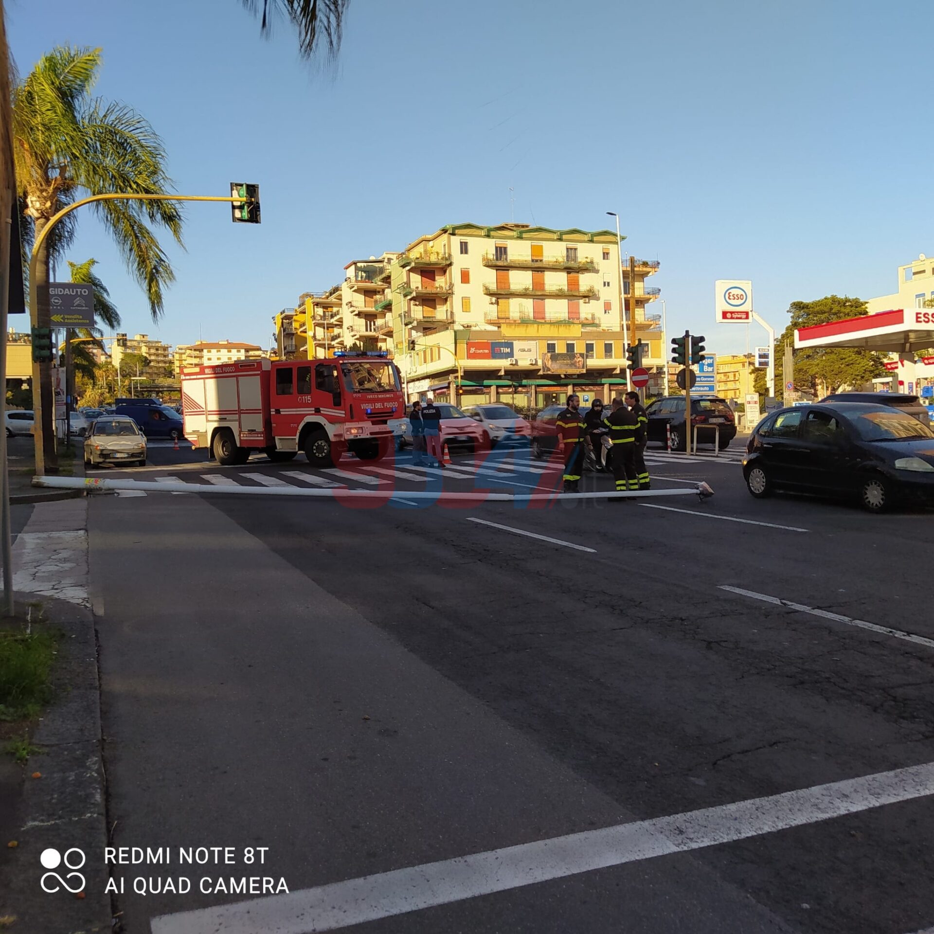 CATANIA, CADE UN PALO DELLA LUCE: TRAGEDIA SFIORATA IN VIA VINCENZO GIUFFRIDA