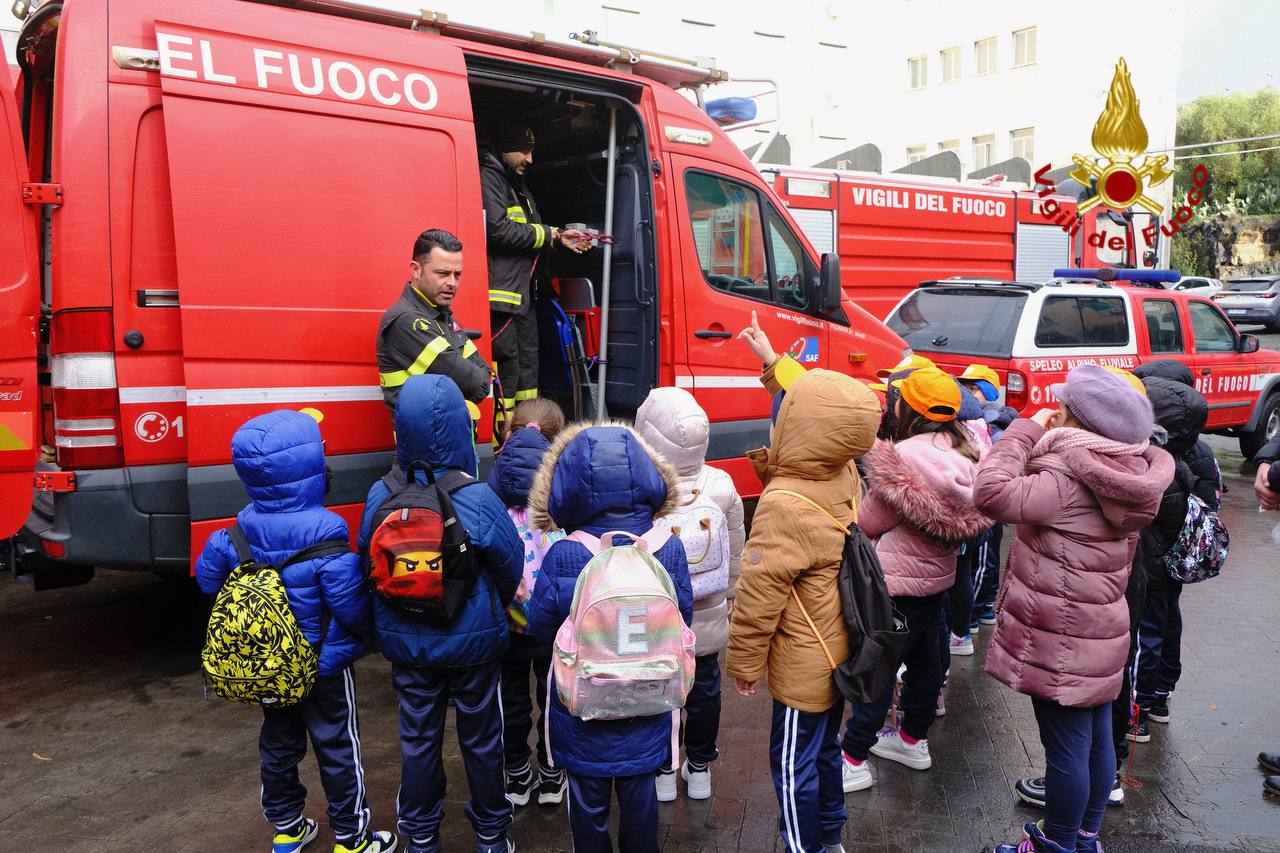 SCOLARESCA DI MISTERBIANCO IN VISITA AL COMANDO PROVINCIALE DEI VIGILI DEL FUOCO DI CATANIA