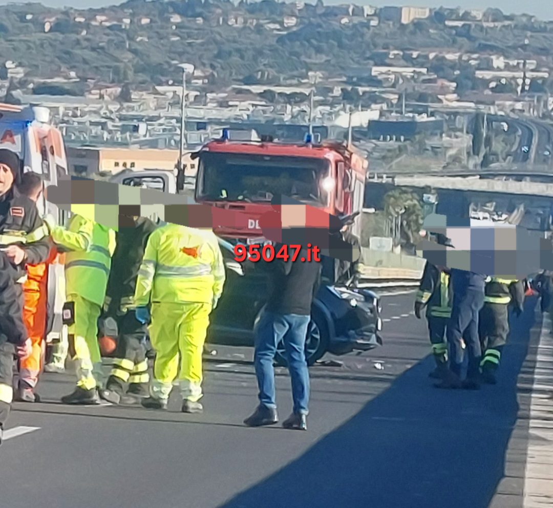 GRAVE INCIDENTE SULLA SS121, COINVOLTE TRE AUTO. FERITI
