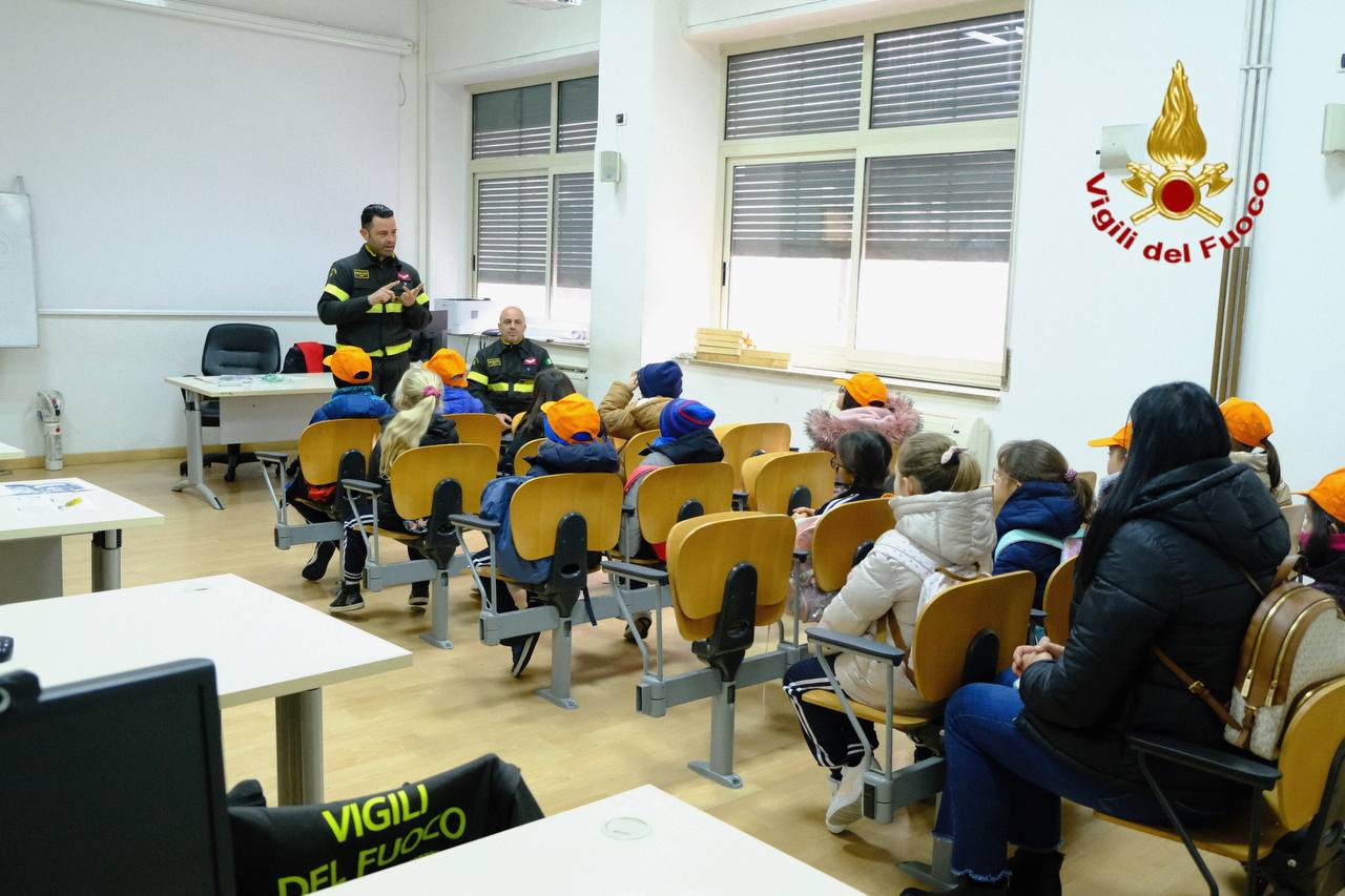 SCOLARESCA DI MISTERBIANCO IN VISITA AL COMANDO PROVINCIALE DEI VIGILI DEL FUOCO DI CATANIA