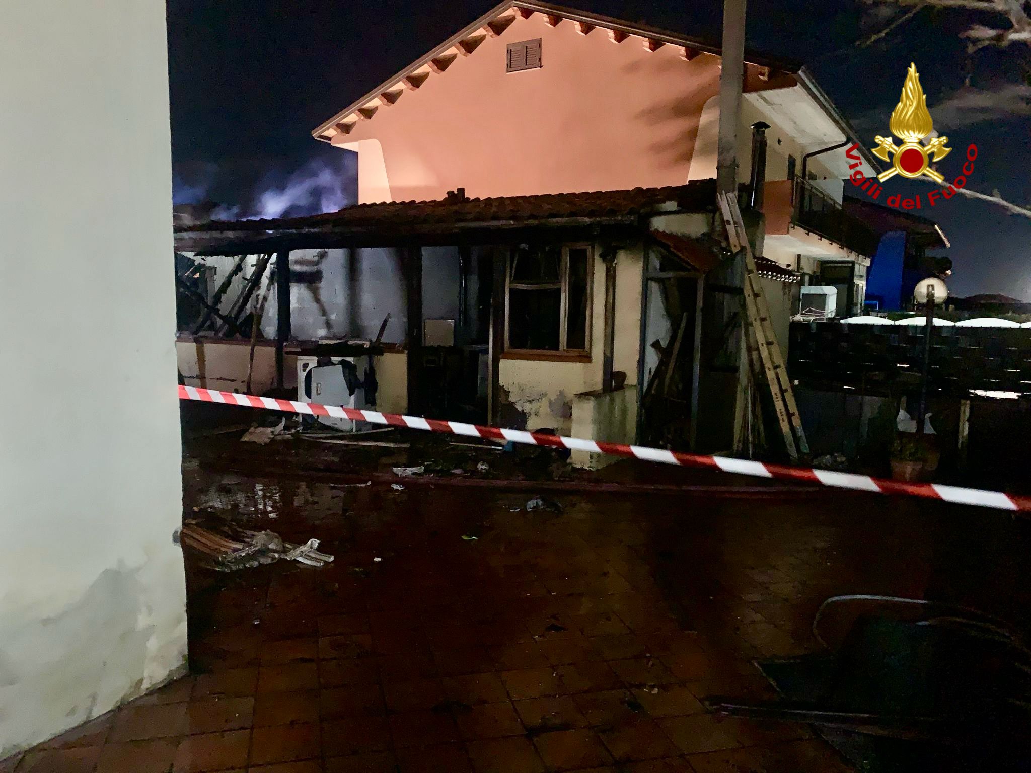 TRAGEDIA SFIORATA NELLA NOTTE A CATANIA, ESPLODE BOMBOLA INCENDIO ALL'INTERNO DI UNA VILLETTA, NESSUN FERITO
