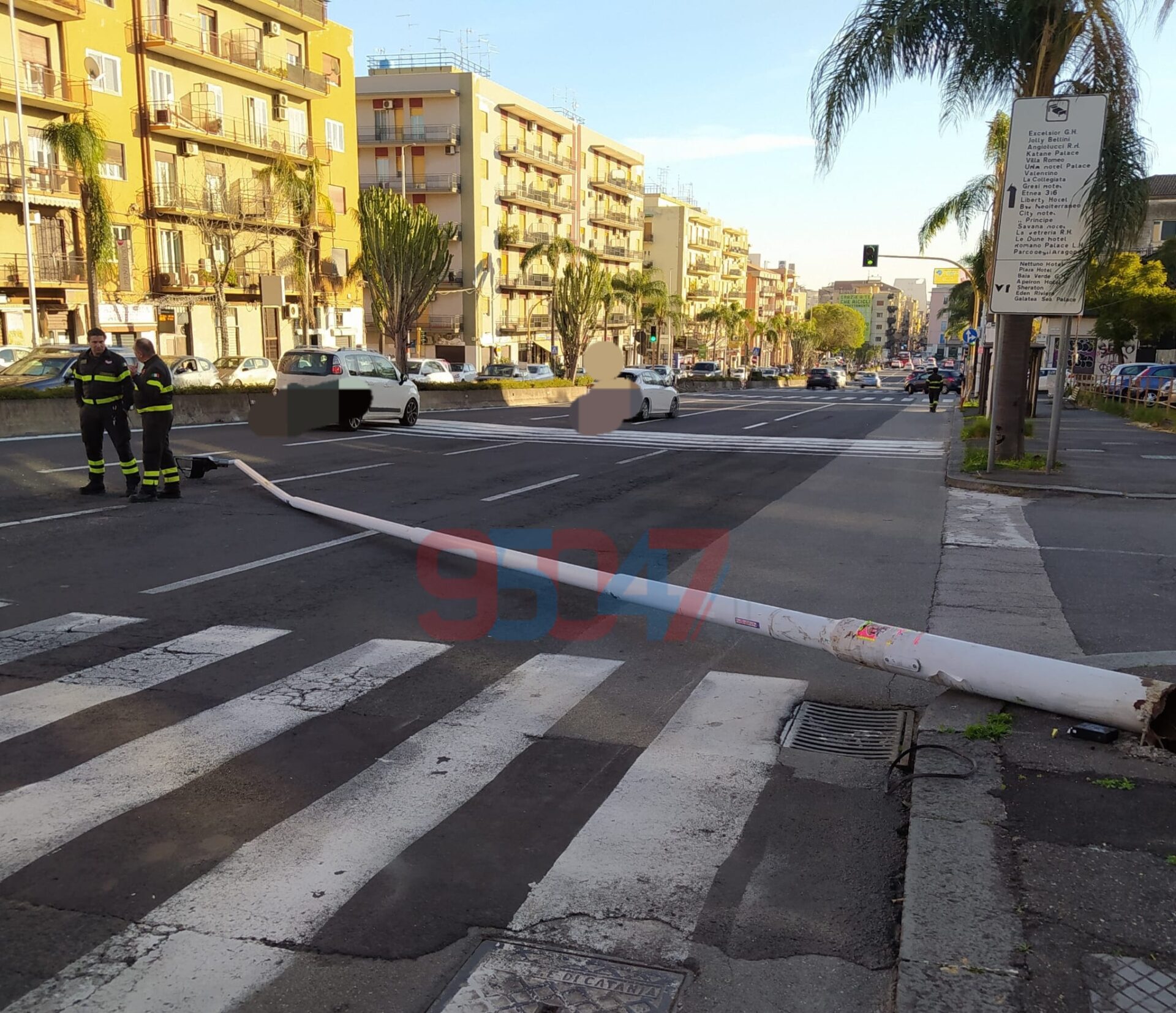 CATANIA, CADE UN PALO DELLA LUCE: TRAGEDIA SFIORATA IN VIA VINCENZO GIUFFRIDA