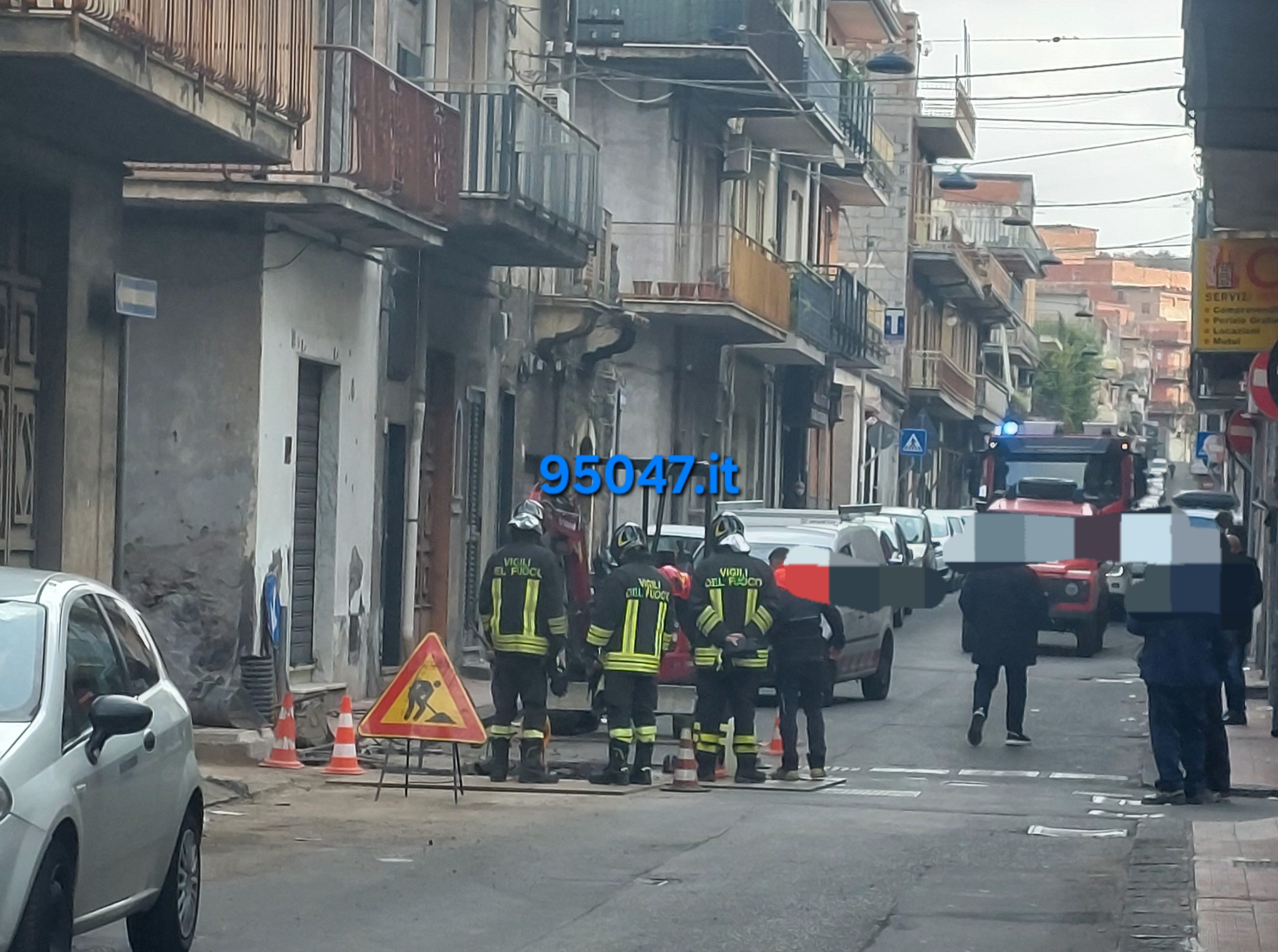PATERNÒ, FUGA DI GAS IN VIA FIUME: VIGILI DEL FUOCO SUL POSTO CHIUSA STRADA