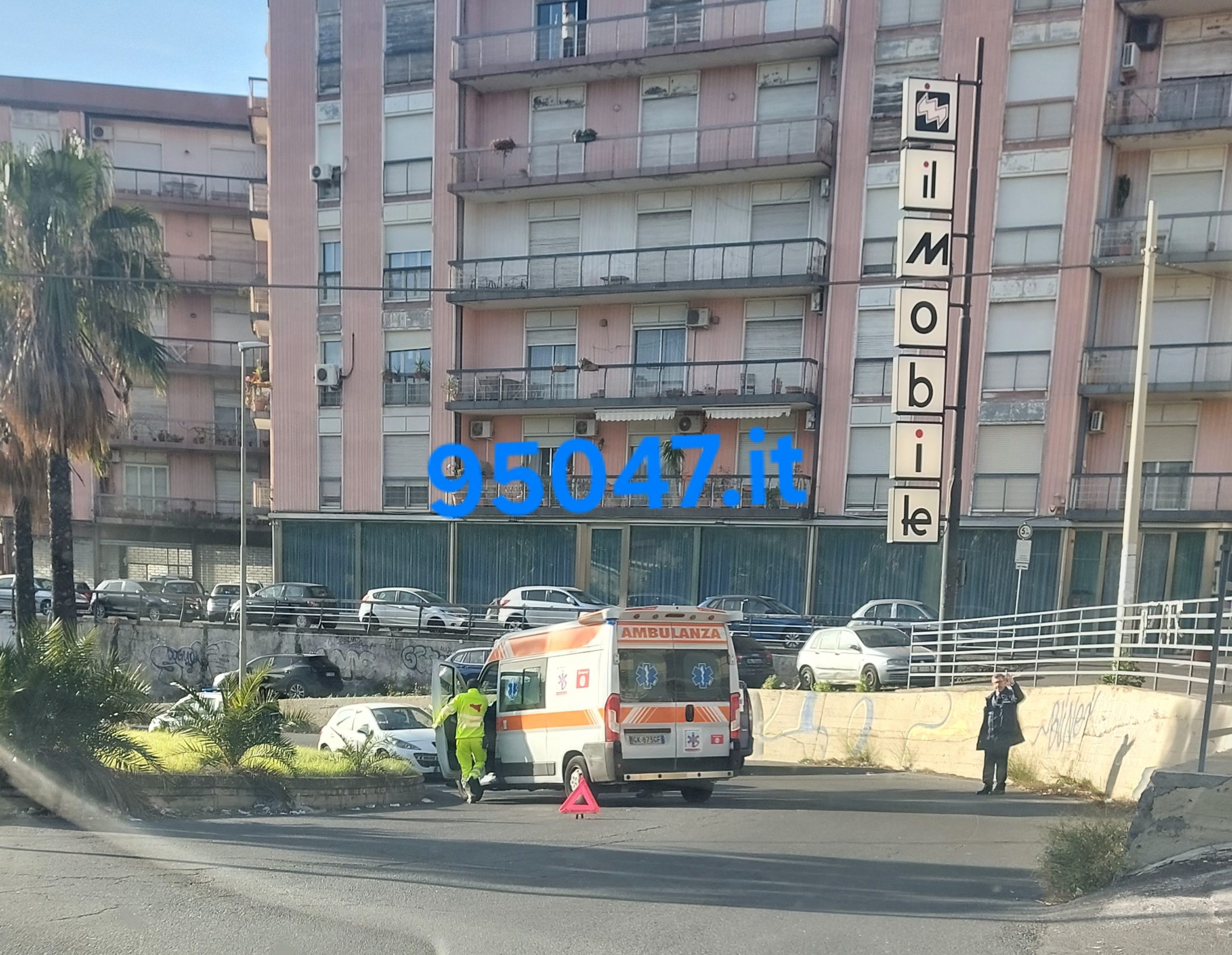 PRIMO INCIDENTE DEL 2024 A PATERNÒ: SCONTRO TRA DUE AUTO AL "PALAZZO DI FERRO"