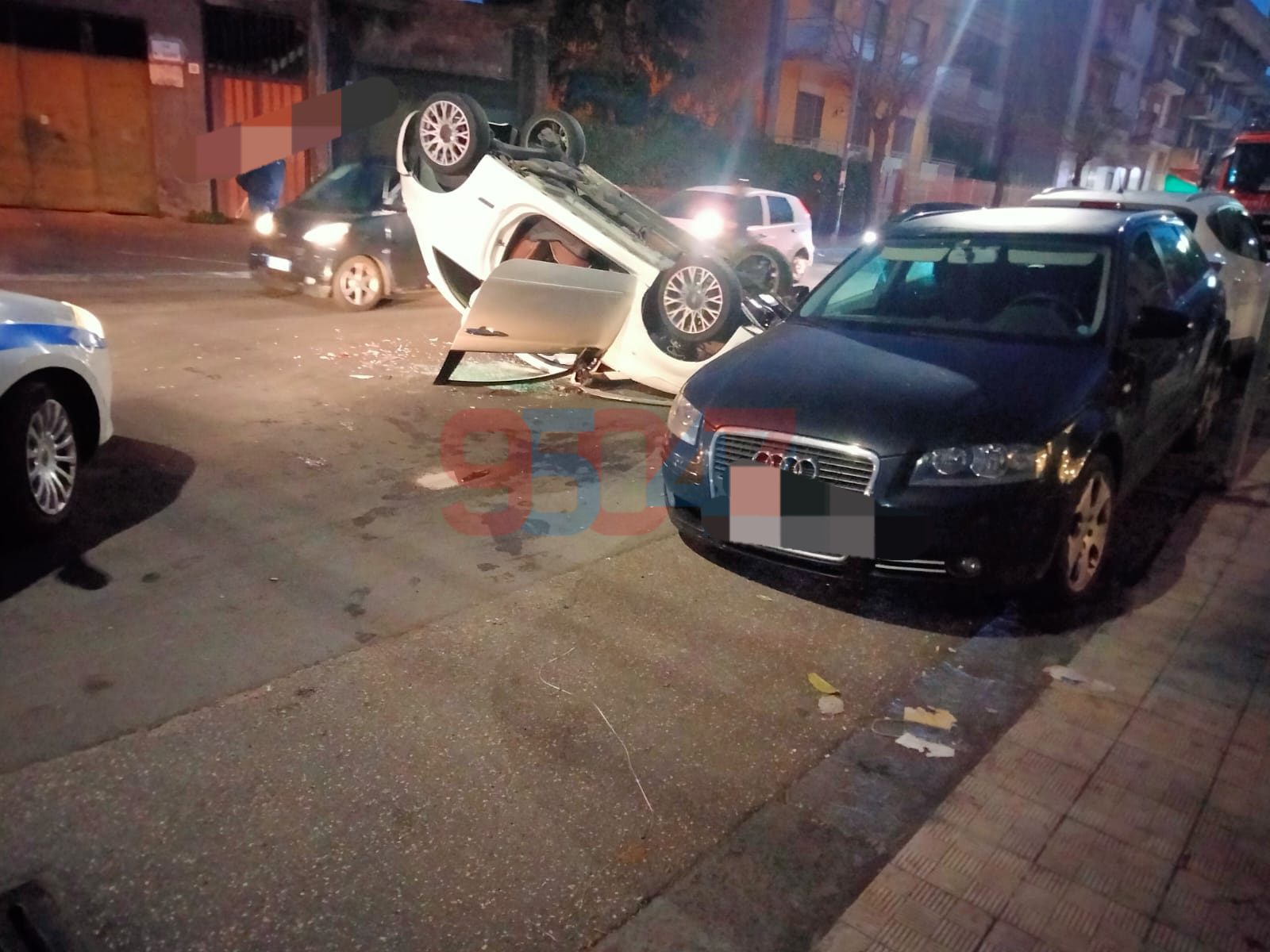 SAN GIOVANNI LA PUNTA. FINISCE CON L'AUTO CONTRO LE MACCHINE PARCHEGGIATE E POI SI RIBALTA, ILLESA CONDUCENTE