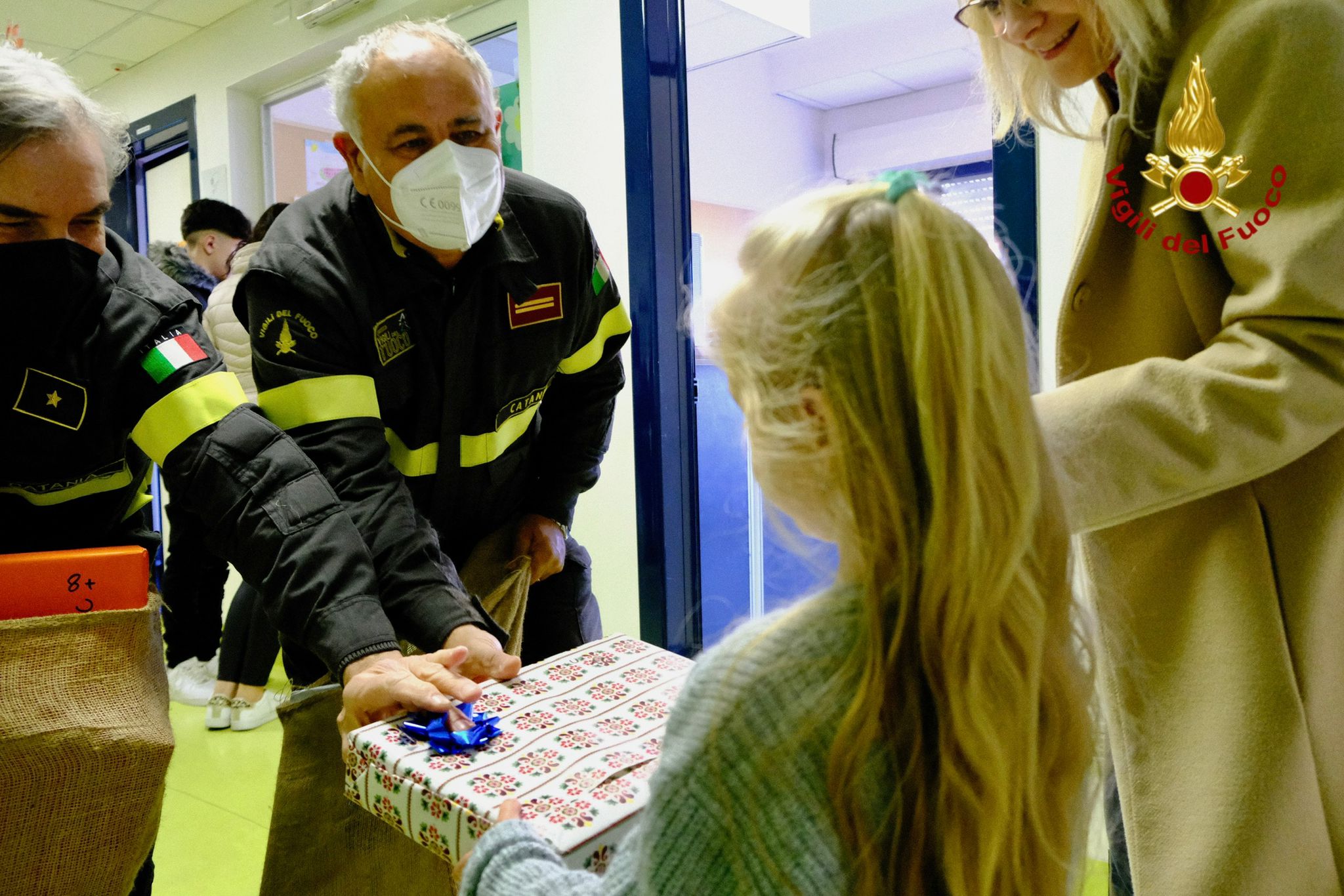 BEFANA DEI VIGILI DI FUOCO DI CATANIA ARRIVA IN DUE OSPEDALI
