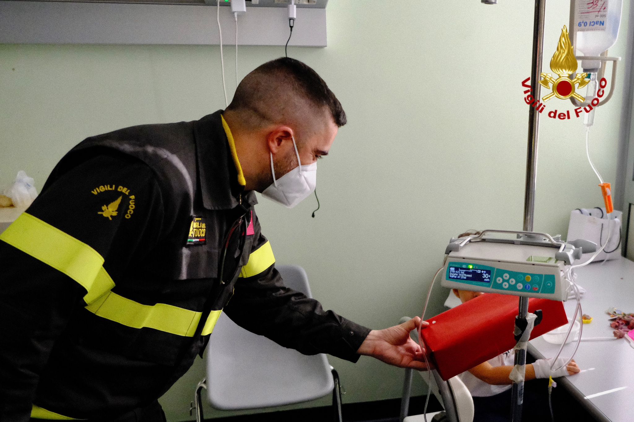 BEFANA DEI VIGILI DI FUOCO DI CATANIA ARRIVA IN DUE OSPEDALI