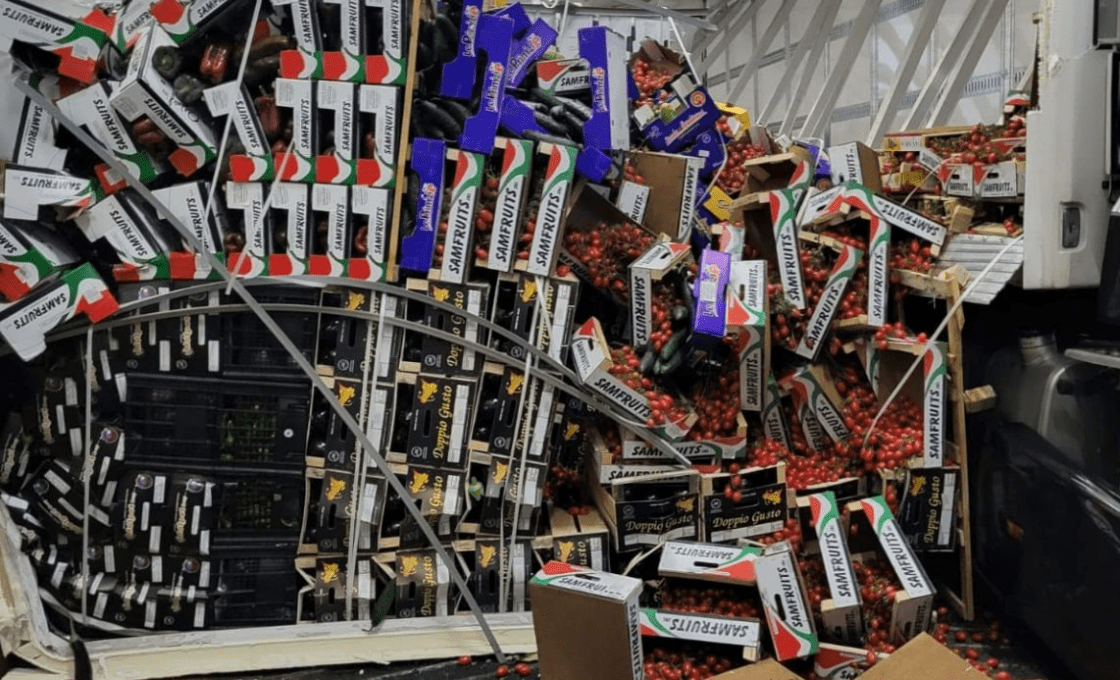 IL MARE FORZA 8 RIBALTA CAMION SUL TRAGHETTO MESSINA-SALERNO, PROTESTA DEGLI AUTOTRASPORTATORI